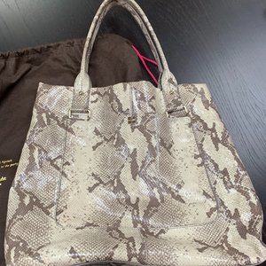 🔥🔥Kate Spade Claudia Emb-snake- purse-grey/multi